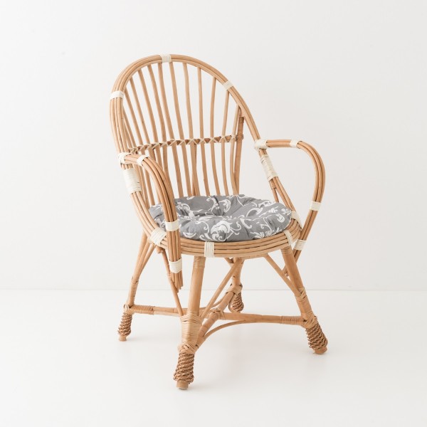 Fauteuil tout en osier César avec coussin coloris gris blanc