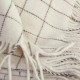 plaid laine naturelle berger écru à carreaux de chez Ecola Portugal détail du motif
