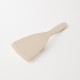 spatule galbée en bois de chez De Buyer vue de dos