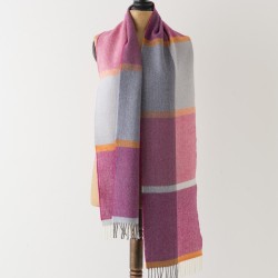 écharpe laine lambswool McNutt of Donegal bicolore gris rose sur mannequin