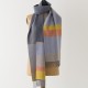 écharpe laine lambswool McNutt of Donegal gris citron sur mannequin