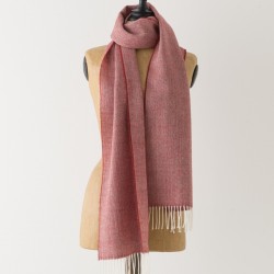 écharpe laine lambswool McNutt of Donegal bicolore gris rose sur mannequin