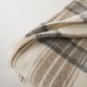 Couverture laine à carreaux bruns-beiges détail de l'ourlet
