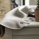 plaid laine tricotée Maison Bonnefoy coloris beige en ambiance