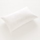 Cet oreiller 50x70 en duvet et plumettes (50%-50%) assure un confort moelleux.