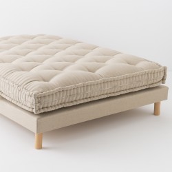 Matelas laine bultex laine pour lit 2 personnes présenté sur un sommier à lattes recouvertes