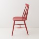 Chaise scandinave rouge de profil