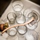 brosse à vaisselle dure dans évier