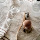 brosse à vaisselle dure sur torchon en lin