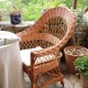 Fauteuil osier tom sur terrasse couverte
