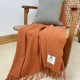 plaid laine lambswool recyclé ambre McNutt of Donegal en ambiance