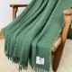 plaid laine lambswool recyclé vert frais McNutt of Donegal en ambiance