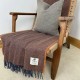 plaid laine lambswool recyclé muscade McNutt of Donegal en ambiance