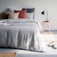 housse de couette 100% lin cendre en ambiance avec pêle mêle d'oreillers