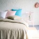 housse de couette 100%  lin grège panaché avec oreillers paon poudre et blanc