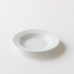 Assiette creuse de brasserie en porcelaine blanche qualité hôtelière.