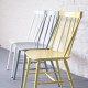 Chaise scandinave jaune en coordonné avec le coloris bleu-gris et blanc