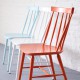 Chaise scandinave orange en coordonné avec le coloris bleu-vert pastel et blanc