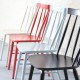 Chaise scandinave bleu gris en coordonné avec les coloris blanc, noir, et rouge
