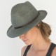 chapeau d'été gris granit en situation 2