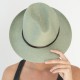 chapeau d'été vert amande en situation