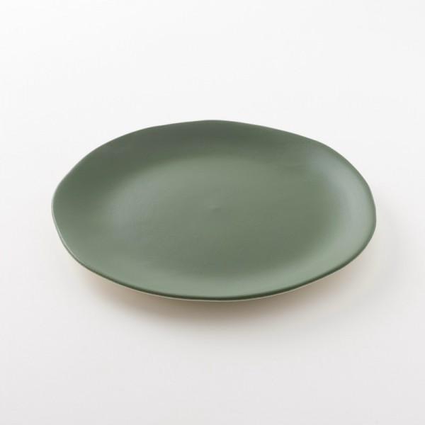 assiette L en grès coloris cresson de chez Jars Céramistes
