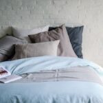 linge de lit en lin : housse de couette bleu glacier avec taies d'oreiller en lin naturel, taupe et ardoise