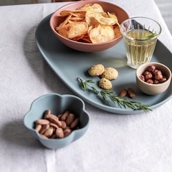 plateau apéritif avec chips et fruits secs