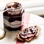 confiture de framboise et tartine de pain