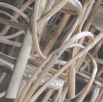 fabrication de fauteuils en châtaignier, le cintrage des structures