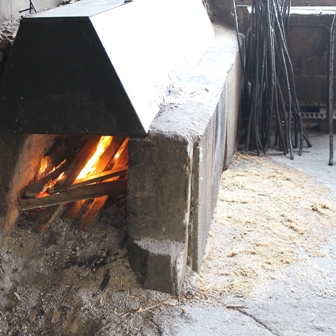 étuve au feu de bois pour la fabrication de fauteuils en châtaignier