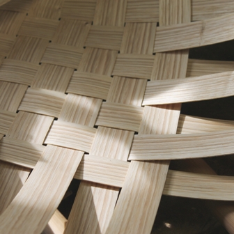 fabrication de fauteuils en châtaignier, le tressage des lamelles