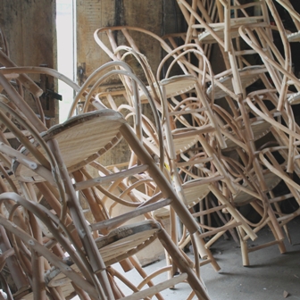 fabrication de fauteuils en châtaignier, pile de carcasses prêtes à tresser