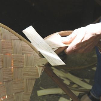 fabrication de fauteuils en châtaignier, pose des lamelles sur l'accoudoir
