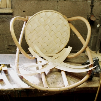 fabrication de fauteuils en châtaignier, pose du tressage en lamelles