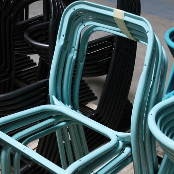 Chaise d"école sortie de la chaine de peinture