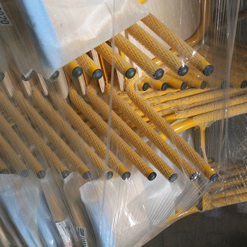 Emballage d'une pile de chaises d'école