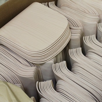 Assises en multiplis moulé prêtes à poser sur le cadre en métal de nos chaises d'école