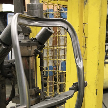 Profilage des tubes d'acier pour la fabrication des chaises d'école.