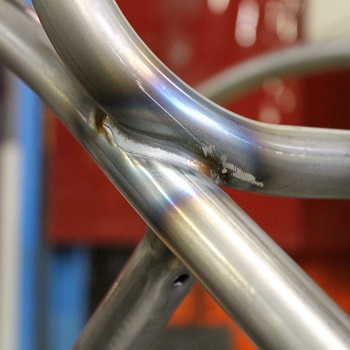 Le profilage des tubes permet des osudures longues sue nos chaises d'école