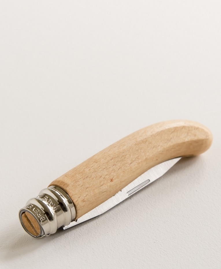 couteau fermant en hêtre fermé