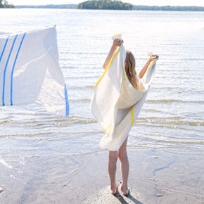 les serviettes de bain et draps de plage en lin