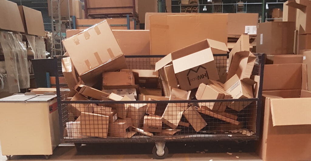 la pile de cartons de récup