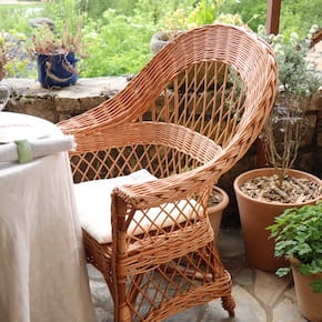 fauteuil osier sur terrasse par Mélanie Charles